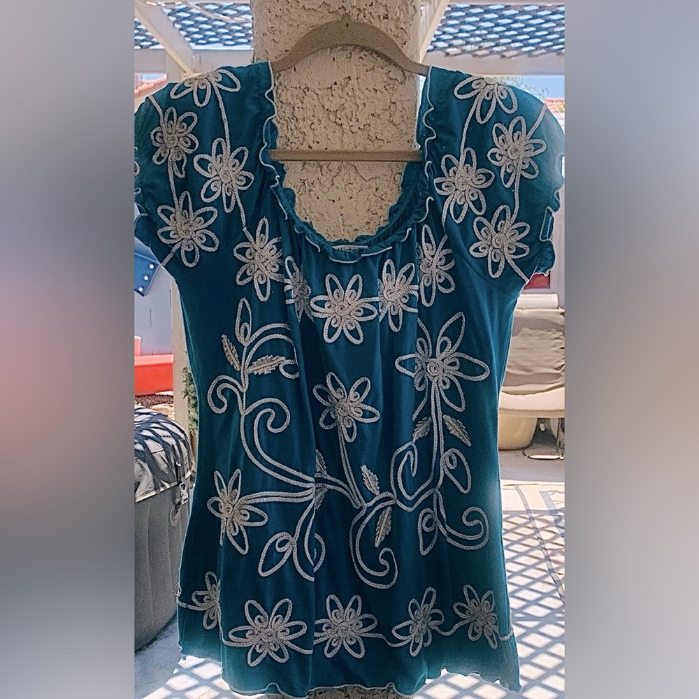 Beautiful Lauren Michelle blue blouse
